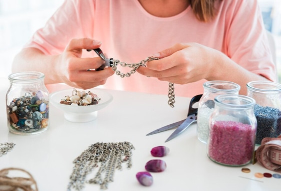 Anniversaire création de bijoux à domicile enfant de 7 à 14 ans