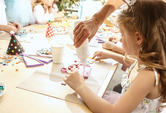 Anniversaire enfant loisirs créatifs à domicile de 4 à 11 ans