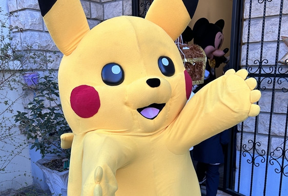 Anniversaire enfant mascotte Pikachu à domicile de 1 à 12 ans