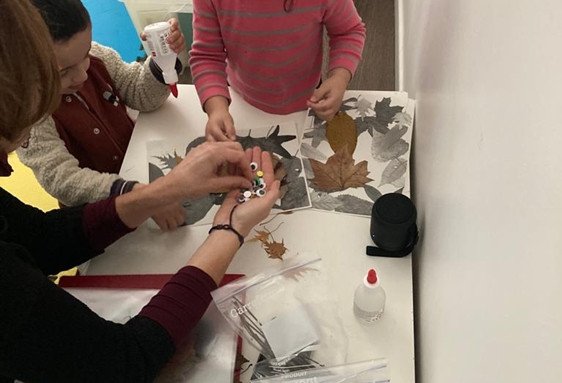Atelier créatif enfant : des activités manuelles autour de feuilles et bricolage, pour stimuler l’imagination.