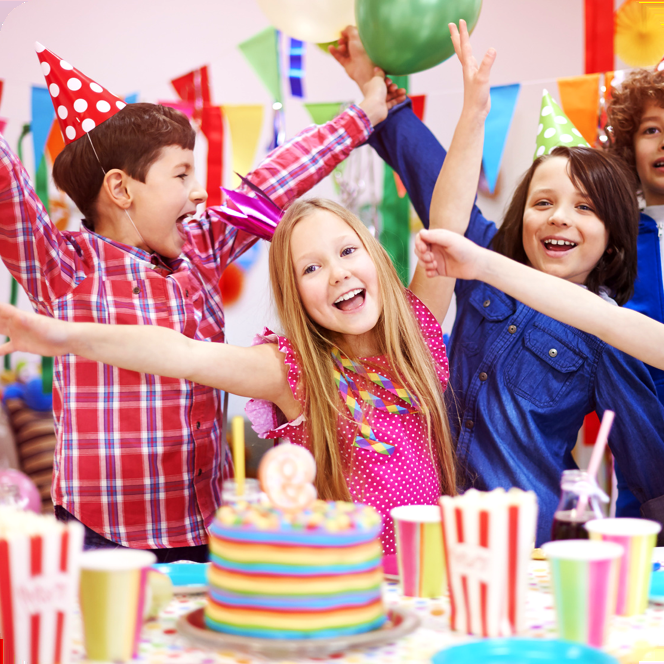 Groupe d’enfants heureux lors d’un anniversaire, foule autour d’un gâteau coloré et décorations festives. Parcours et ambiance joyeuse en île de France, idéal pour un parc anniversaire enfant île de france.