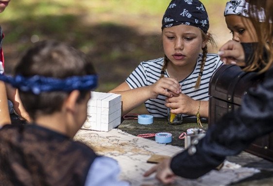 Jeu d’enfant autour d’un atelier DIY, ambiance simple et calme pour organiser un anniversaire minimaliste pour un enfant.